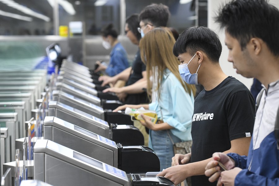 Viaggiatori diretti a Hong Kong attraversano il porto Luohu di Shenzhen, nella provincia meridionale cinese del Guangdong. (3 maggio 2023 - Xinhua/Liang Xu)