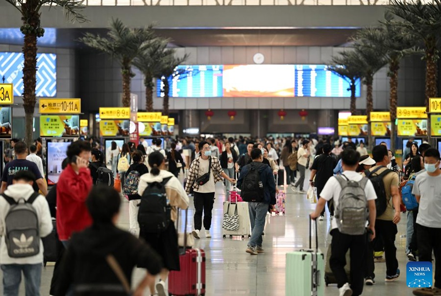 Viaggiatori nella sala d'attesa della stazione ferroviaria di Tianjin, nel nord della Cina. (6 Ottobre-Xinhua/Zhao Zishuo)