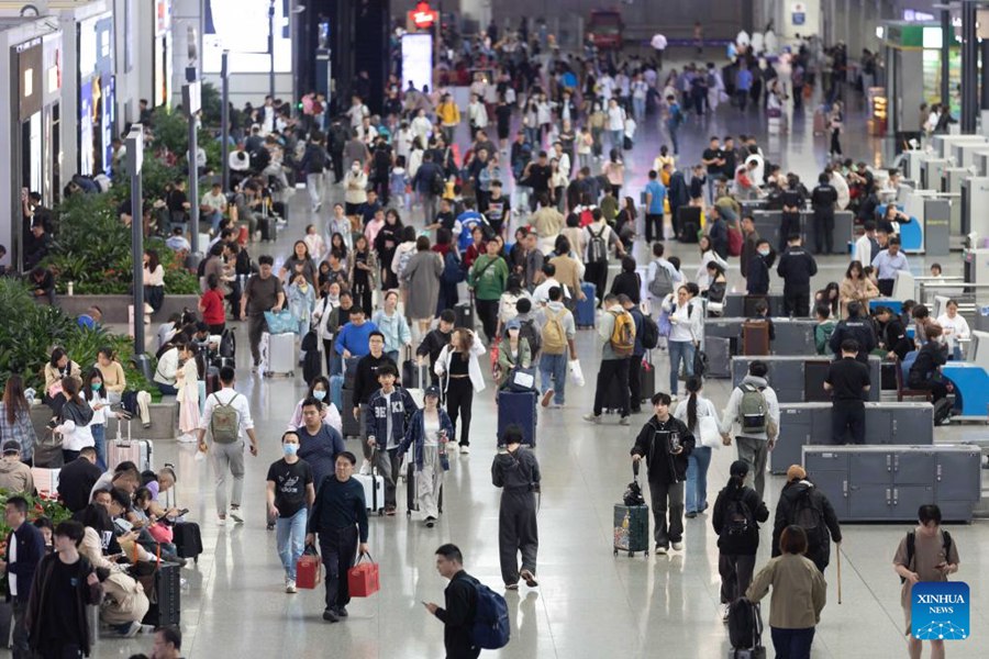 Folla di viaggiatori in tutta la Cina nell'ultimo giorno di vacanza