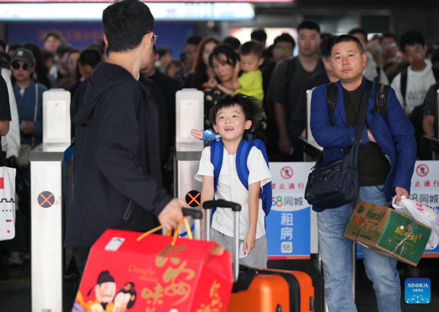 Folla di viaggiatori in tutta la Cina nell'ultimo giorno di vacanza