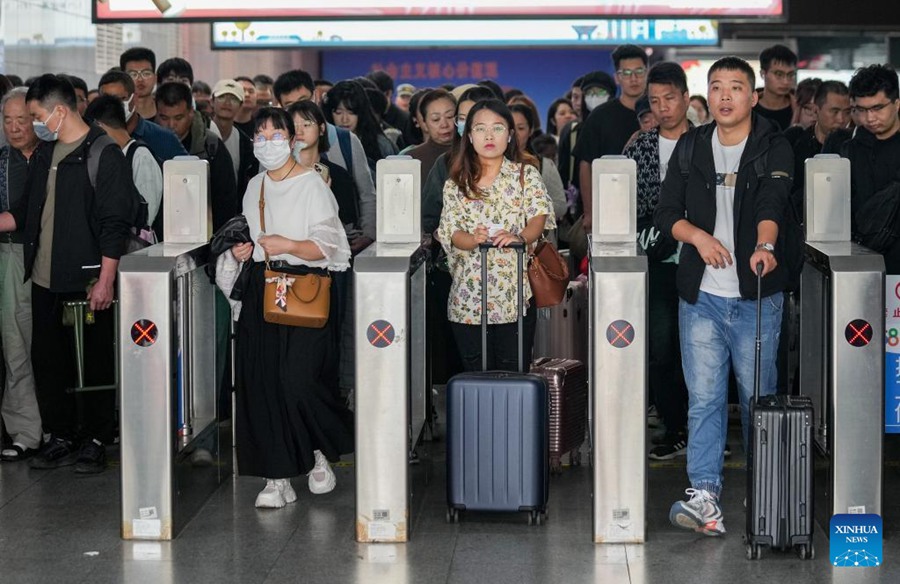 Folla di viaggiatori in tutta la Cina nell'ultimo giorno di vacanza