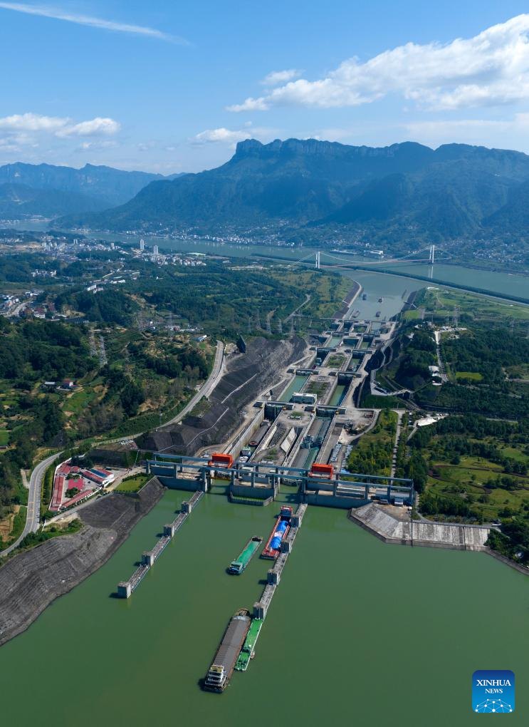 Il traffico di merci attraverso la chiusa delle Tre Gole raggiunge un nuovo record