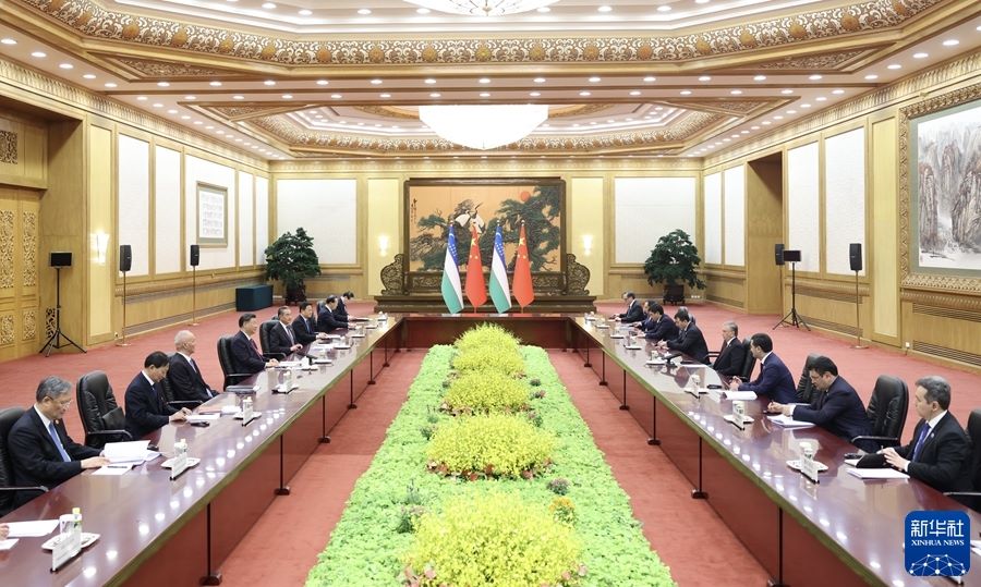 Xi Jinping incontra il presidente dell'Uzbekistan Shavkat Mirziyoyev