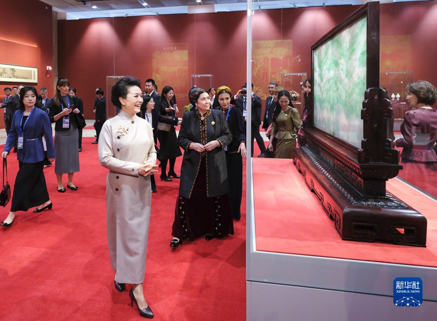 Peng Liyuan e le mogli dei leader dei Paesi stranieri visitano il China National Arts and Crafts Museum