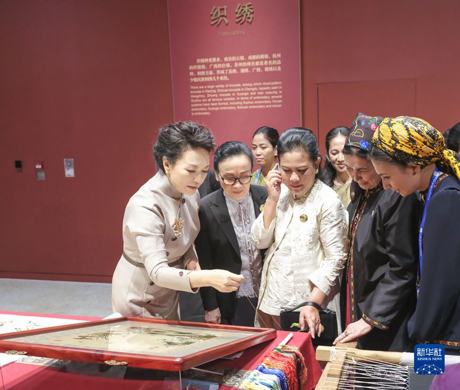 Peng Liyuan e le mogli dei leader dei Paesi stranieri visitano il China National Arts and Crafts Museum