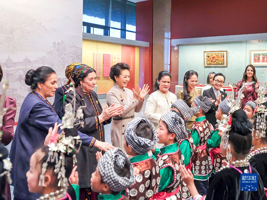 Peng Liyuan e le mogli dei leader dei Paesi stranieri visitano il China National Arts and Crafts Museum