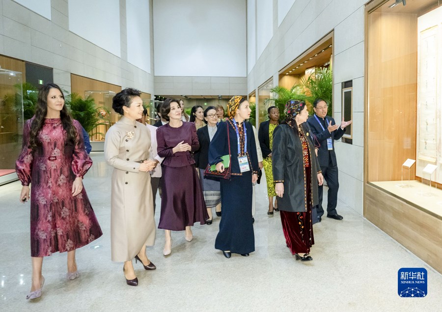 Peng Liyuan e le mogli dei leader dei Paesi stranieri visitano il China National Arts and Crafts Museum