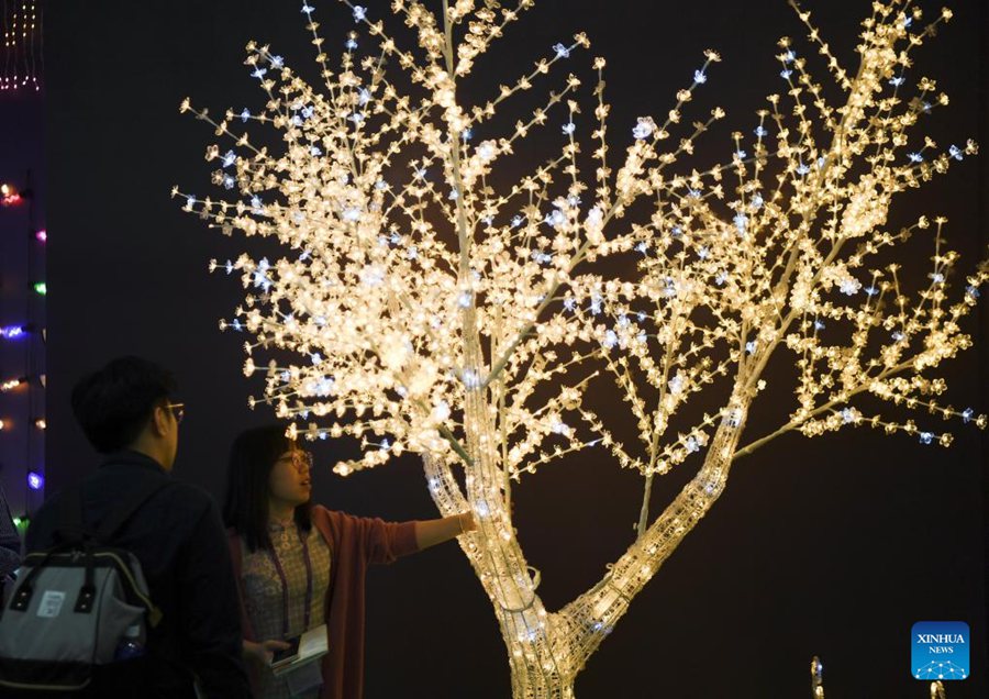 Un prodotto per l'illuminazione esposto durante la seconda fase della 134°Fiera di Canton a Guangzhou, nella provincia cinese del Guangdong. (23 ottobre-Xinhua/Deng Hua)