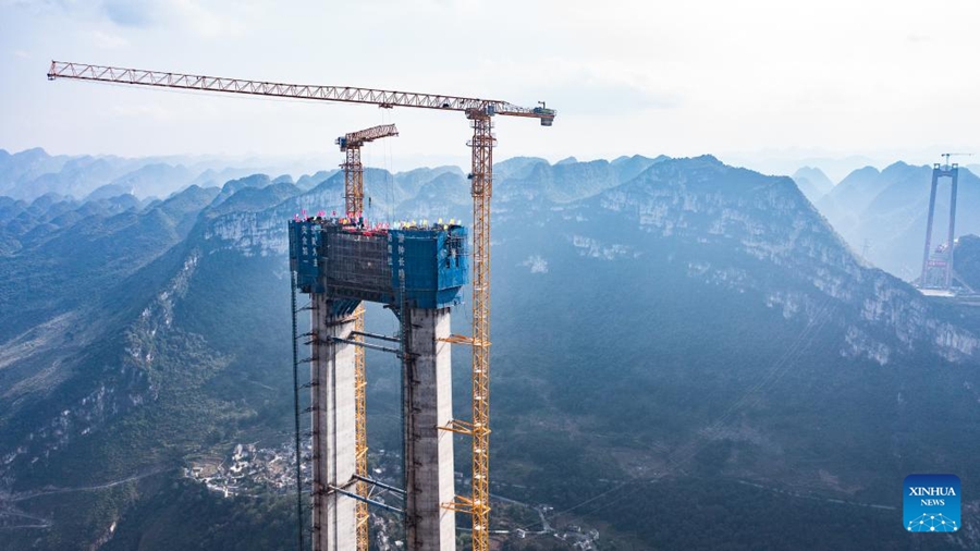 Completata la torre principale del ponte a sospensione più alto del mondo nel sud-ovest della Cina