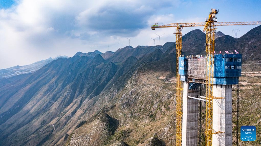 Completata la torre principale del ponte a sospensione più alto del mondo nel sud-ovest della Cina