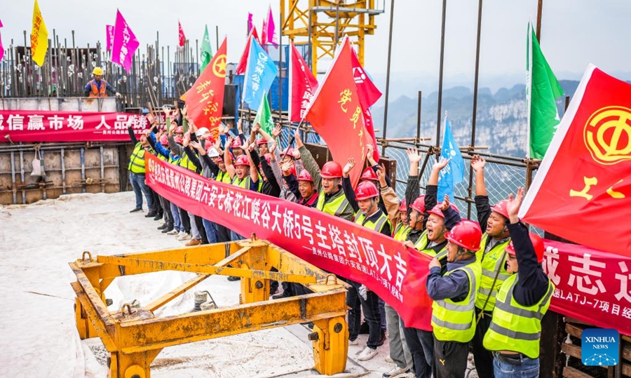 Completata la torre principale del ponte a sospensione più alto del mondo nel sud-ovest della Cina