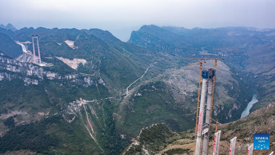 Completata la torre principale del ponte a sospensione più alto del mondo nel sud-ovest della Cina