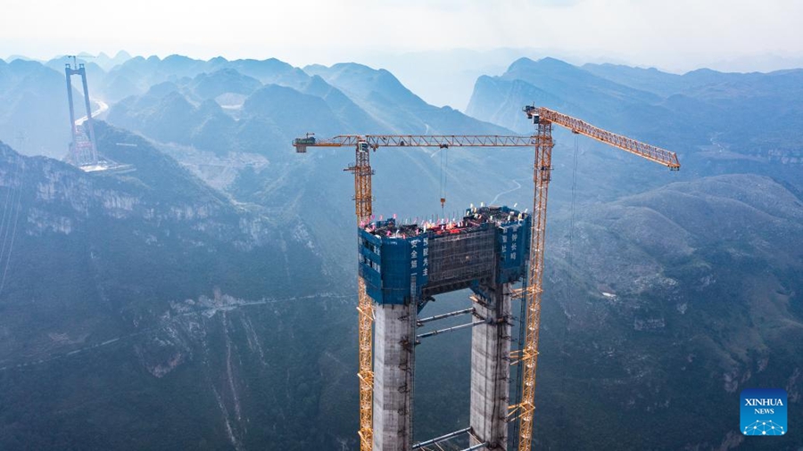 Completata la torre principale del ponte a sospensione più alto del mondo nel sud-ovest della Cina