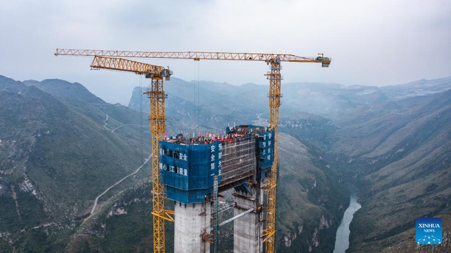 Completata la torre principale del ponte a sospensione più alto del mondo nel sud-ovest della Cina