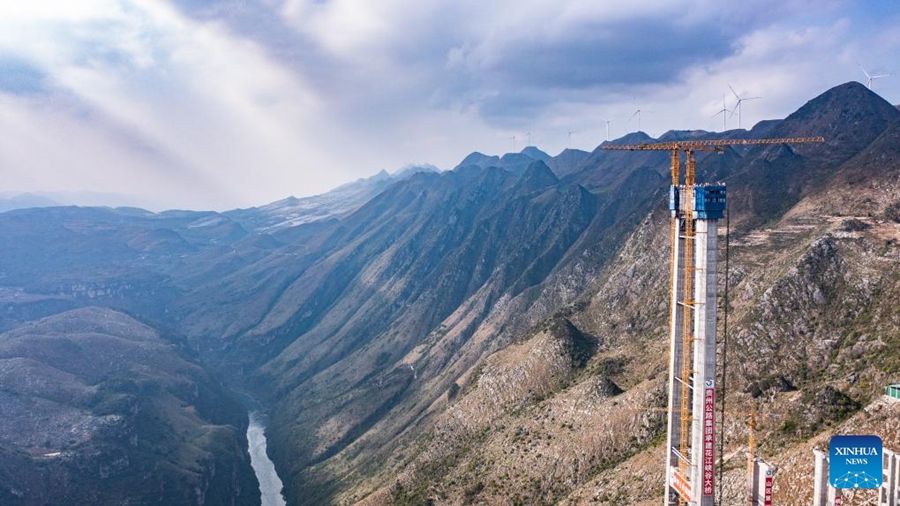 Completata la torre principale del ponte a sospensione più alto del mondo nel sud-ovest della Cina