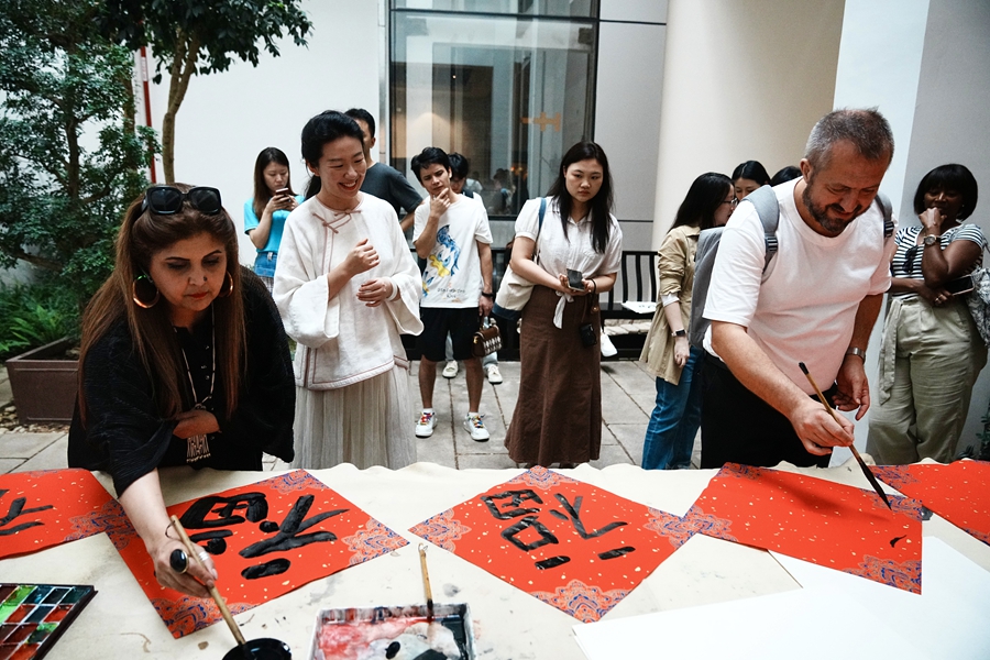 Vincitori dei Silk Road Global News Awards partecipano alle attività culturali a Guangzhou