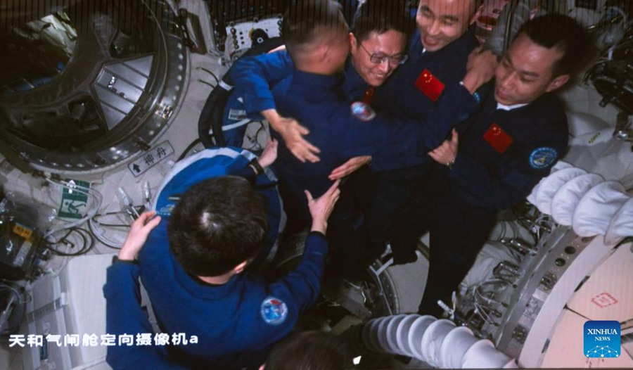 Shenzhou-17, i tre astronauti sono entrati con successo nella stazione spaziale cinese