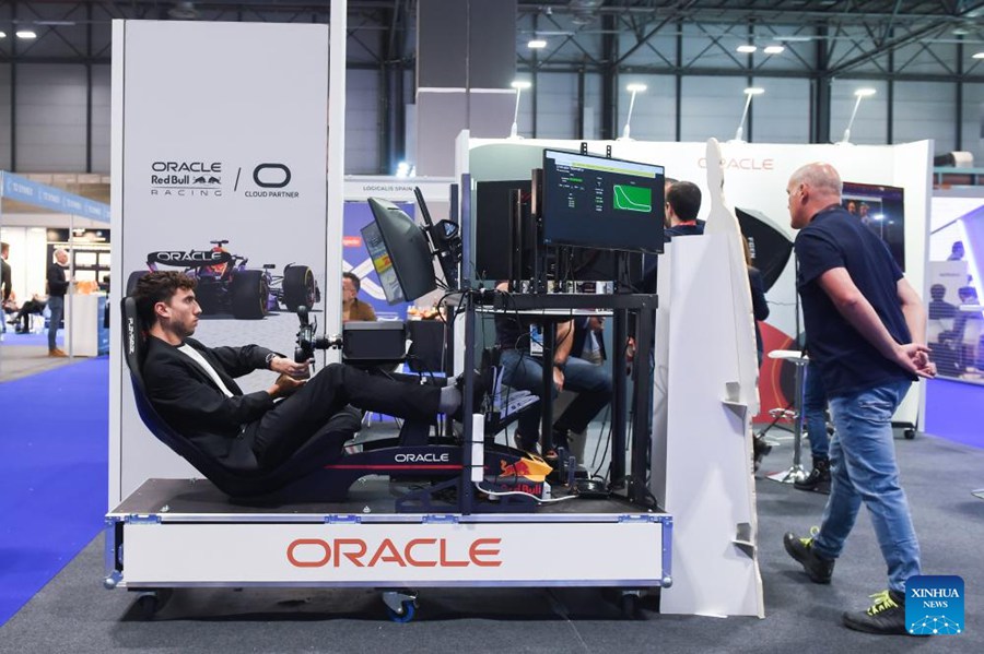 Un uomo prova un simulatore di F1 al Madrid Tech Show. (30 ottobre 2023 - Gustavo Valiente/Xinhua)