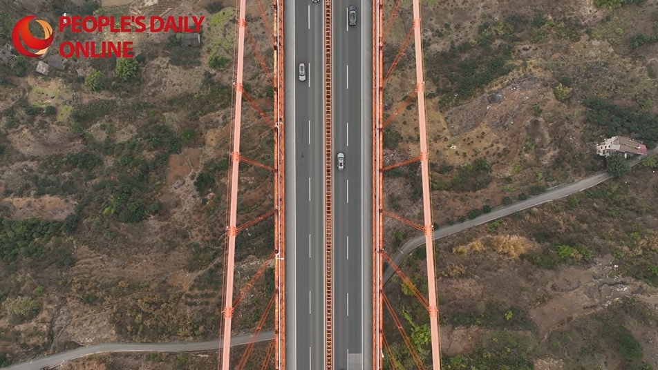 Reporter Eurasiatici visitano il Ponte sul Fiume Baling: 370 metri di vertigini