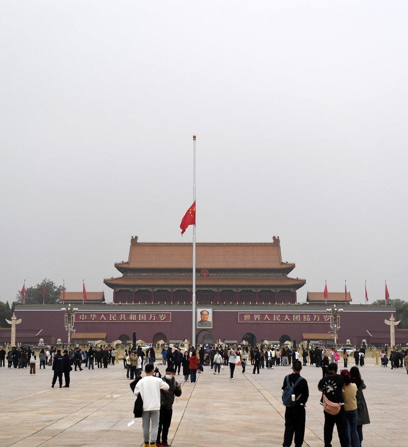 Bandiere a mezz'asta in piazza Tian'anmen per il compagno Li Keqiang