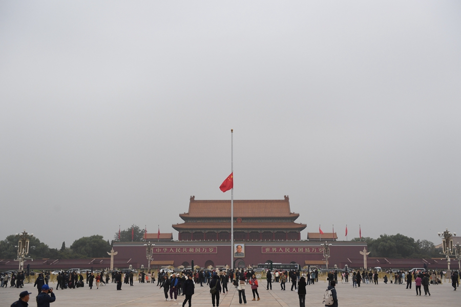 Bandiere a mezz'asta in piazza Tian'anmen per il compagno Li Keqiang