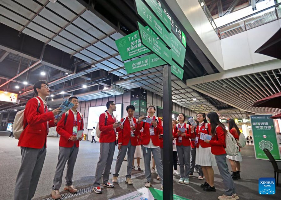 I volontari familiarizzano con i segnali direzionali durante una sessione di formazione in loco per la sesta edizione della China International Import Expo (CIIE) presso il Centro Nazionale Congressi ed Esposizioni di Shanghai, nella Cina orientale. (1 ottobre-Xinhua/Liu Ying)