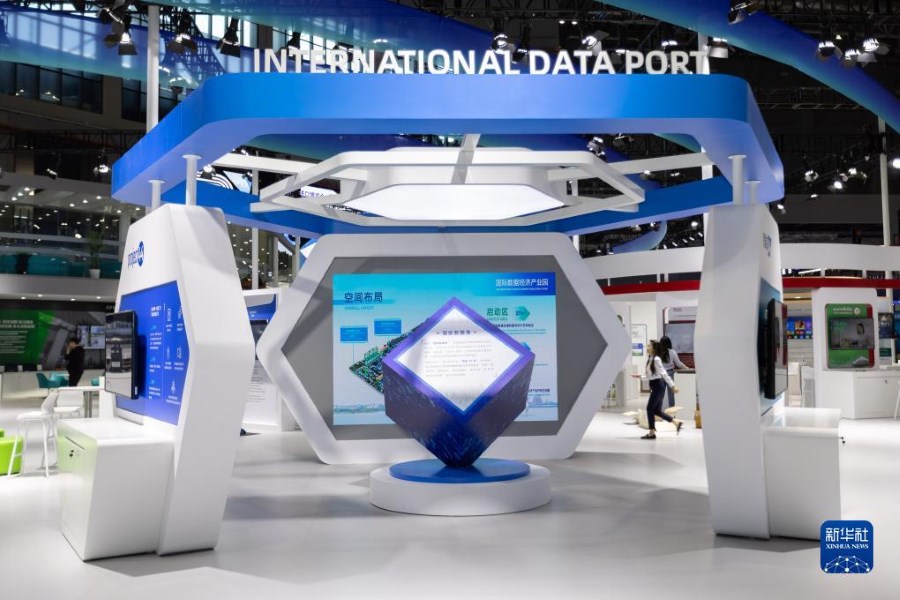 Lo stand del parco industriale internazionale dell'economia dei dati, nell'area espositiva delle tecnologie e delle attrezzature. (2 ottobre-Xinhua/Wang Xiang)