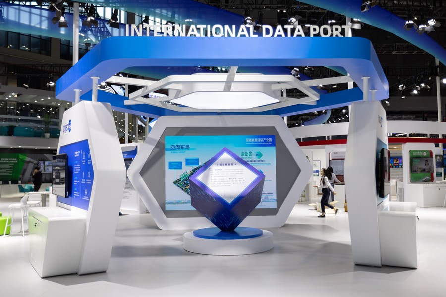 Stand dell'International Data Economy Industrial Park allestito per l'imminente sesta China International Import Expo (CIIE), a Shanghai. (2 novembre 2023 - Xinhua/Wang Xiang)