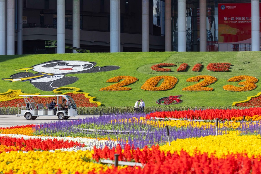 La piazza sud del National Exhibition and Convention Center (Shanghai), la sede principale della 6a China International Import Expo (CIIE). (31 ottobre 2023 - Xinhua/Wang Xiang)