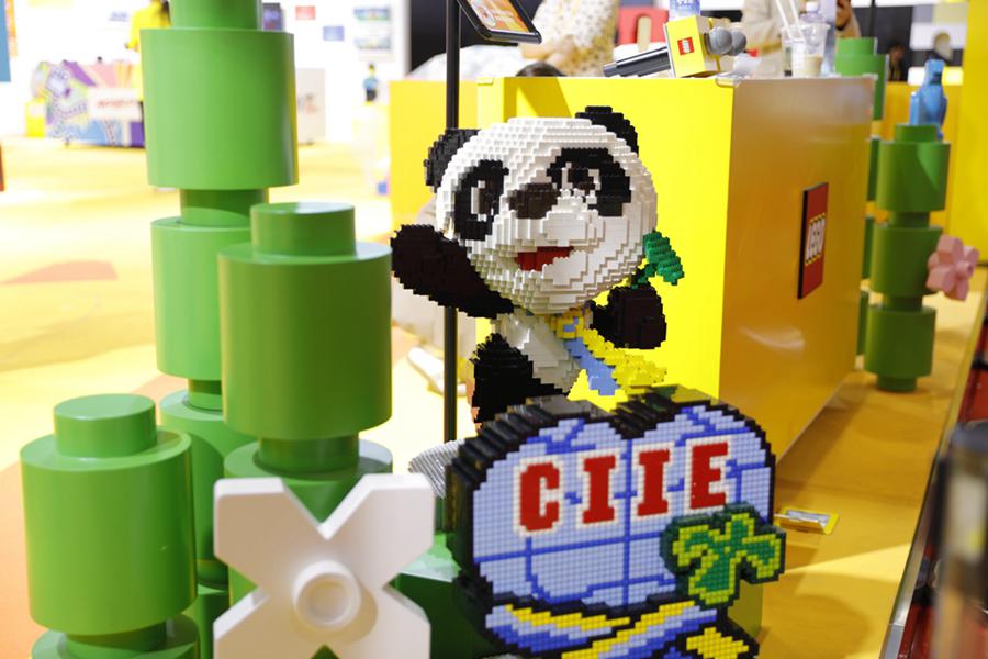 Un set di mattonici Lego della mascotte della fiera, Jinbao esposto presso la zona espositiva dei prodotti di consumo della sesta edizione della CIIE. (5 novembre 2023 -People's Daily Online/Li Meiyu)