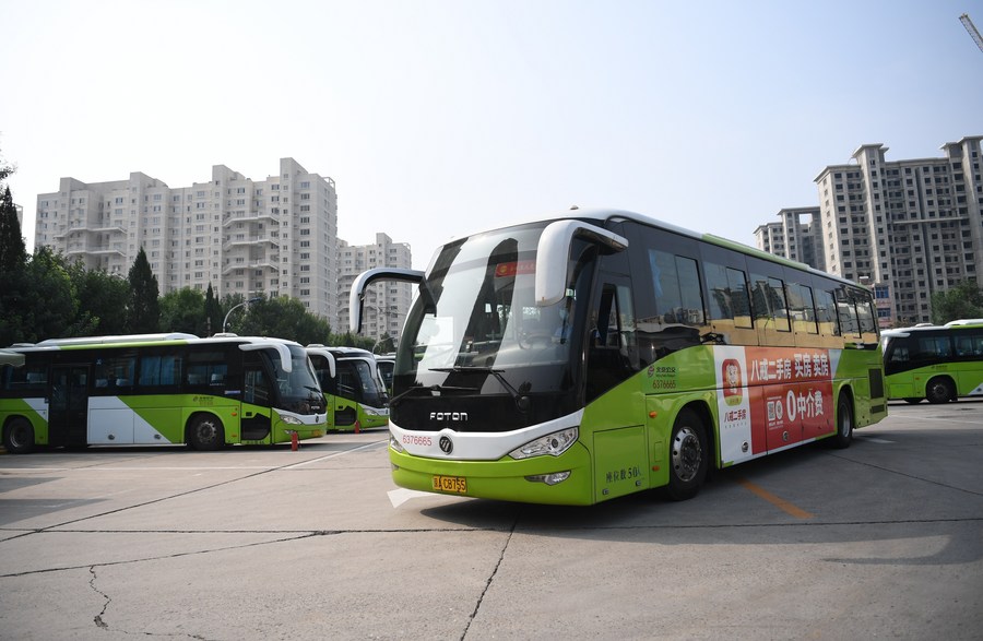 Un autobus esce dalla stazione terminale della linea di autobus n. 838 a Zhuozhou, nella provincia dello Hebei, nel nord della Cina. (9 agosto 2023 - Xinhua/Zhu Xudong)