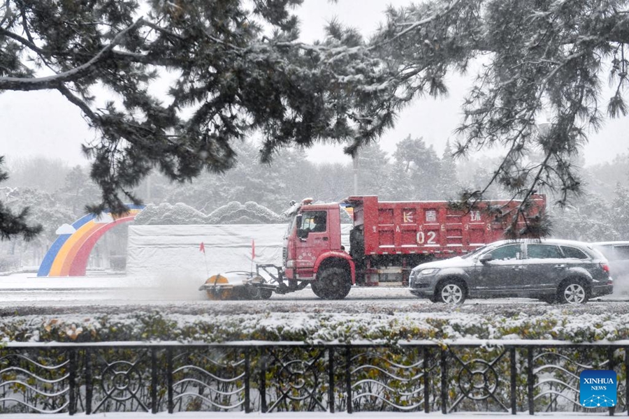 Un veicolo per la rimozione della neve in azione su una strada a Changchun, nella provincia del Jilin, nella Cina nordorientale. (6 novembre 2023 - Xinhua/Xu Chang)