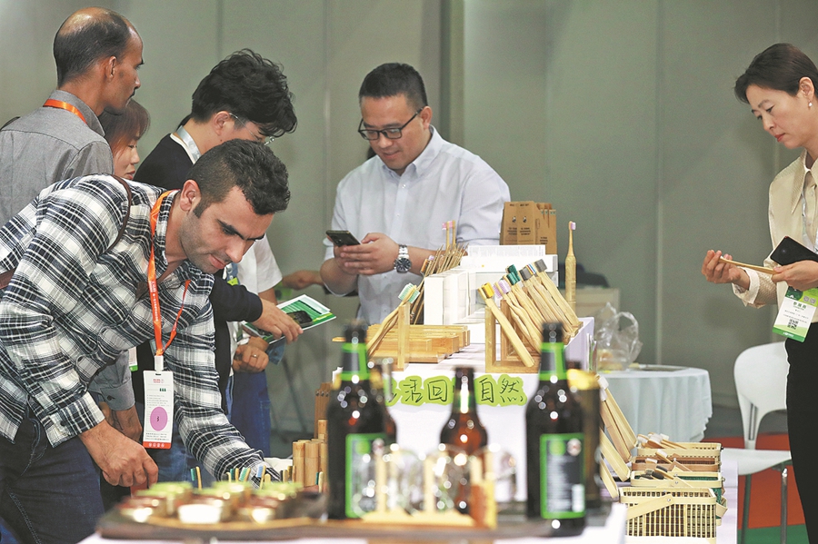 Una sezione speciale che promuove la sostituzione dei prodotti in plastica con il bambù attira i visitatori della China Yiwu International Forest Products Fair a Yiwu, nella provincia del Zhejiang. (1 novembre 2023 - Gong Xianming/China Daily)