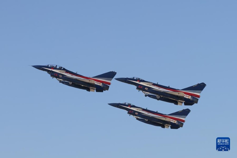 Squadra acrobatica Primo Agosto dell'Esercito Popolare di Liberazione cinese partita per la 18a edizione della Dubai Airshow