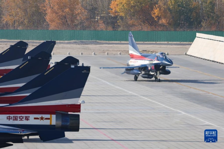 Squadra acrobatica Primo Agosto dell'Esercito Popolare di Liberazione cinese partita per la 18a edizione della Dubai Airshow