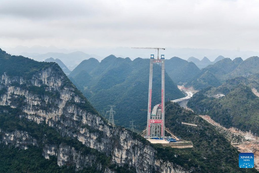 Completata la costruzione delle torri principali del ponte della Gola di Huajiang