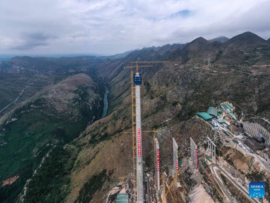 Completata la costruzione delle torri principali del ponte della Gola di Huajiang