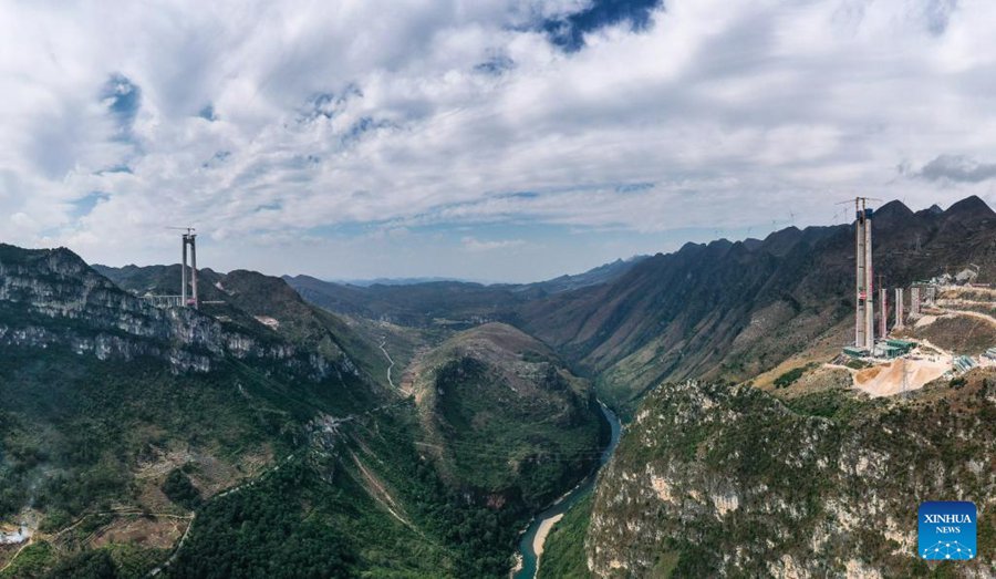 Completata la costruzione delle torri principali del ponte della Gola di Huajiang