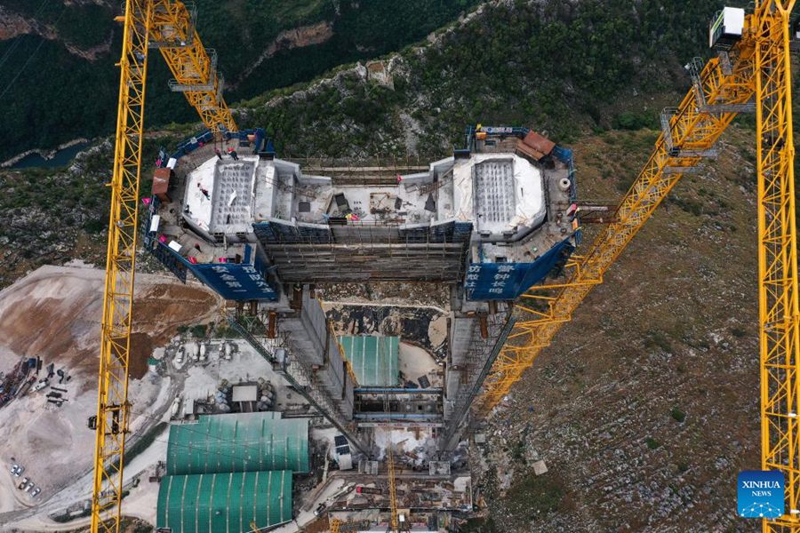 Completata la costruzione delle torri principali del ponte della Gola di Huajiang