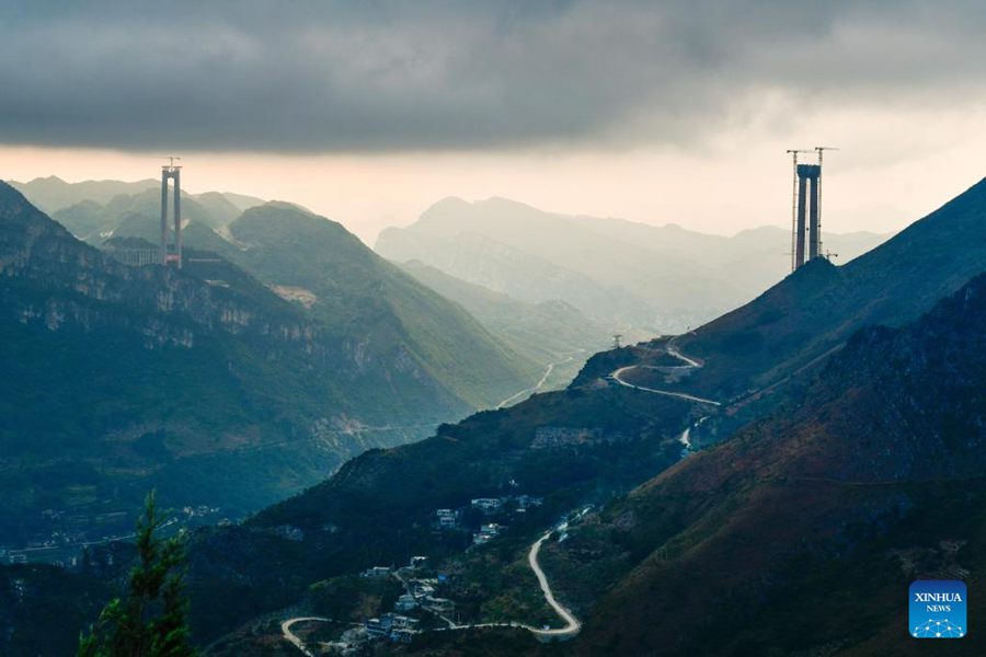 Le due torri principali del ponte della Gola di Huajiang nella provincia del Guizhou, nel sud-ovest della Cina. (8 novembre-Xinhua/Yang Wenbin)