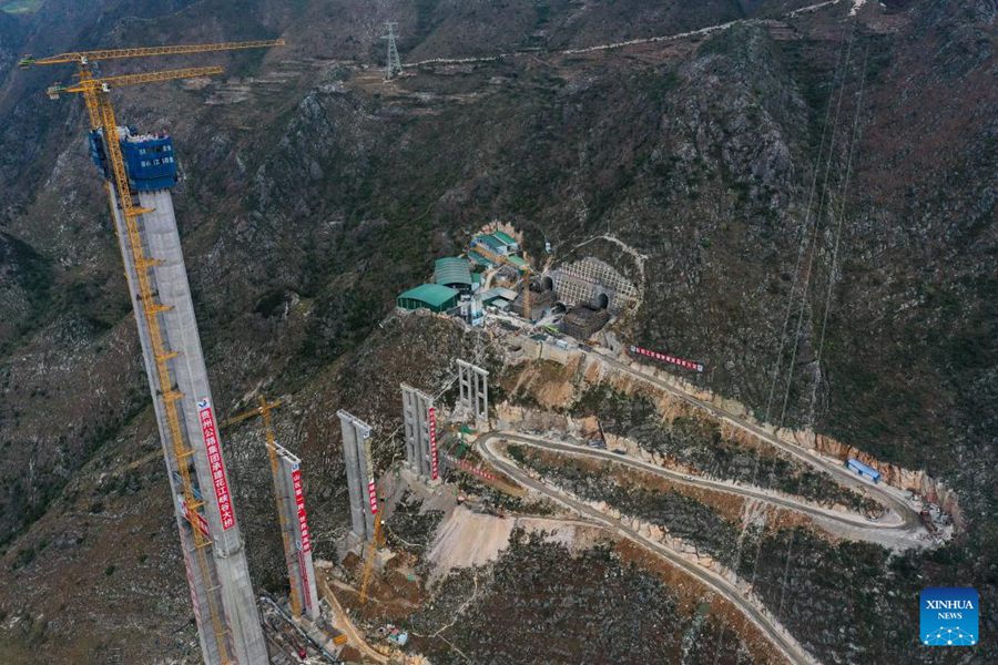 Completata la costruzione delle torri principali del ponte della Gola di Huajiang