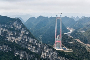 Completata la costruzione delle torri principali del ponte della Gola di Huajiang