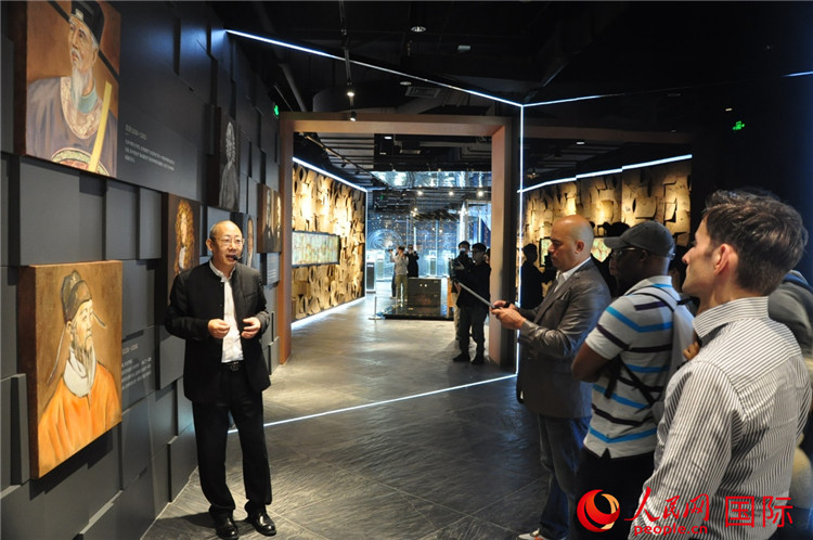 Giornalisti cinesi e stranieri in visita al centro culturale dell'azienda orologiaia Fiyta