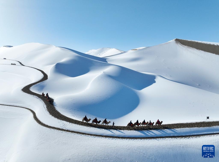 Dunhuang, paesaggio pittoresco del deserto dopo la neve