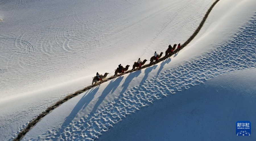 Dunhuang, paesaggio pittoresco del deserto dopo la neve