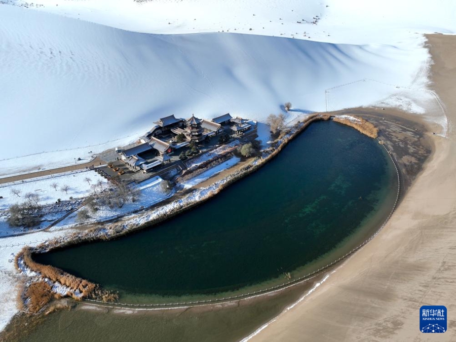 Dunhuang, paesaggio pittoresco del deserto dopo la neve