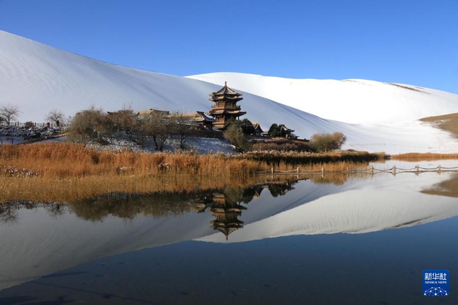 Dunhuang, paesaggio pittoresco del deserto dopo la neve