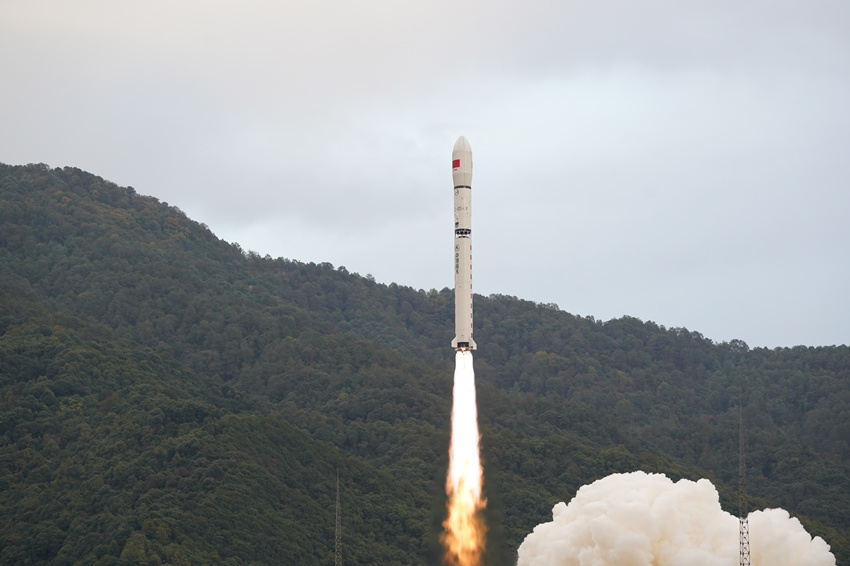 La Cina lancia un satellite per esperimenti tecnologici