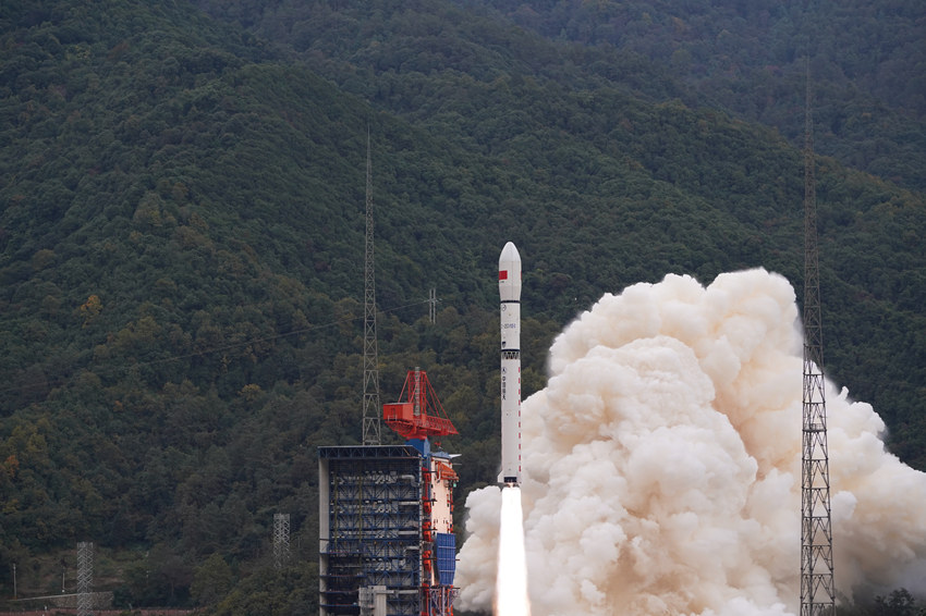 La Cina lancia un satellite per esperimenti tecnologici