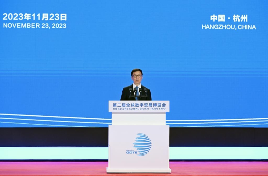 Il vicepresidente cinese Han Zheng legge una lettera di congratulazioni del presidente cinese Xi Jinping alla cerimonia di apertura della seconda Global Digital Trade Expo tenutasi a Hangzhou, nella provincia dello Zhejiang. (23 novembre 2023 - Xinhua/Zhang Ling)